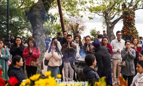 Phủ Tây Hồ đông nghịt người đi tạ lễ trưa Rằm tháng Chạp