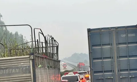 Lật xe đầu kéo trên cao tốc Nội Bài – Lào Cai, giao thông ùn tắc cục bộ