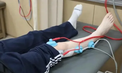 Nam sinh lớp 10 bỗng liệt nửa người vì thói quen ngồi "vạn người mê", bác sĩ cảnh báo: Có thể gây tàn tật suốt đời