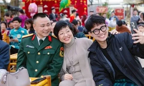 Bức ảnh mẹ con MC Thảo Vân chụp cùng NSND Tự Long gây chú ý