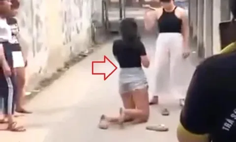 Bé gái bị vây đánh "hội đồng" tàn nhẫn trong hẻm ở TP HCM