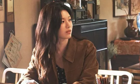 Đang tập văn nghệ cuối năm mà đồng nghiệp cứ dán mắt vào điện thoại, nữ nhân viên EQ cao nói một câu khiến đối phương vội xin lỗi