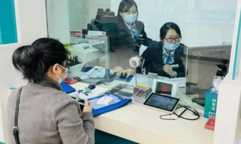 Người phụ nữ rút gần 9 tỷ đồng tiền tiết kiệm để làm đám cưới cho cháu trai, nhân viên ngân hàng bí mật báo cảnh sát: "Cháu bà khẳng định chưa có bạn gái"