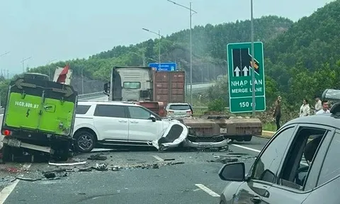 Xế hộp biến dạng sau cú lao thẳng vào xe hút bụi trên cao tốc