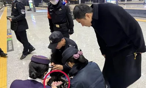 Phát hiện vali chứa 18 cọc tiền mặt gần 700 triệu đồng bị bỏ quên trên tàu