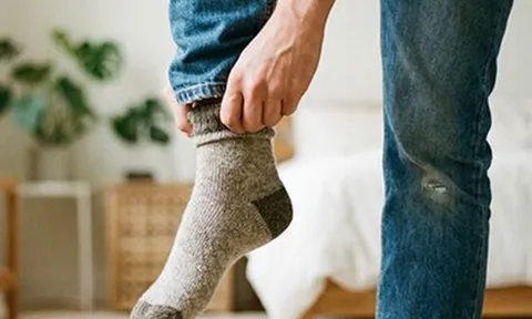 Tại sao bác sĩ nổi tiếng Nhật Bản khuyên nên đứng mang tất thay vì ngồi?