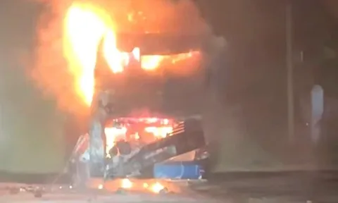 Xe khách biển số TP HCM chở 9 người bốc cháy ngùn ngụt trên đường tránh