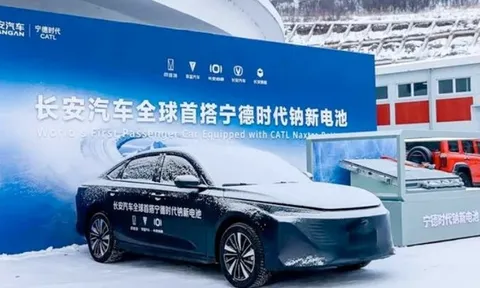 Hãng xe xây nhà máy ở Huế ra mắt xe điện dùng pin ion natri đầu tiên trên thế giới: Sạc 1 lần đi hơn 400km, hợp tác cùng ông trùm pin CATL