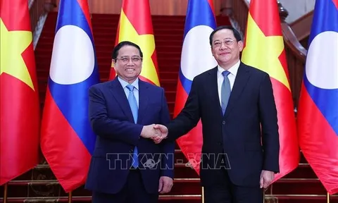 Thủ tướng Phạm Minh Chính gặp Thủ tướng Lào