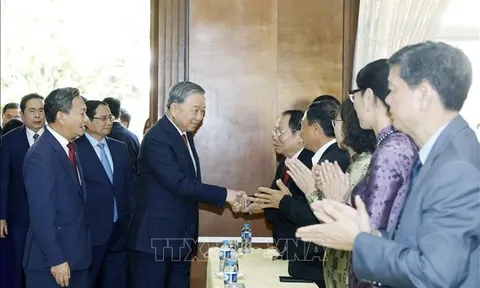 Tổng Bí thư Tô Lâm gặp gỡ cán bộ Đại sứ quán và cộng đồng người Việt Nam tại Lào