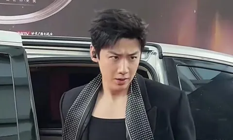 Phải có thù với stylist mới mặc xấu cỡ này: 1m83 nhìn còn 1 mẩu, vừa sến vừa quê cũng dám ra đường