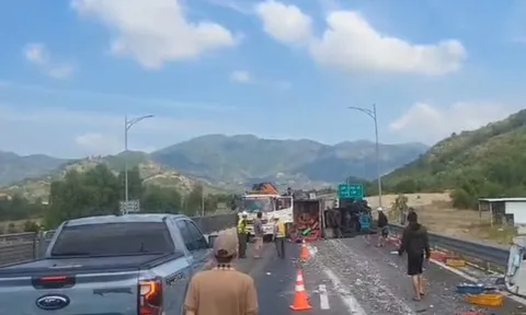 Tai nạn trên cao tốc Cam Lâm – Vĩnh Hảo, xe chở hải sản lật chắn đường