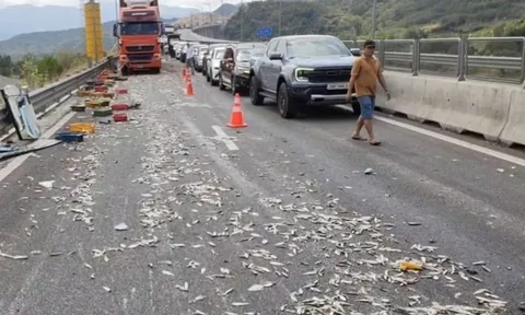 4 ô tô va chạm trên cao tốc Cam Lâm - Vĩnh Hảo, ùn tắc kéo dài