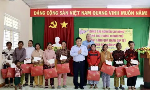 Phó Thủ tướng Nguyễn Chí Dũng thăm, tặng quà nhân dân tỉnh Khánh Hoà