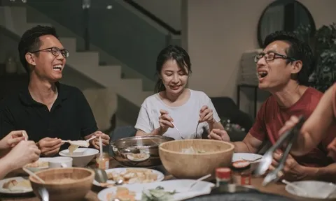 Đi tiệc cuối năm, tụ họp gia đình, thường xuyên làm 3 việc sau là biểu hiện của người EQ thấp