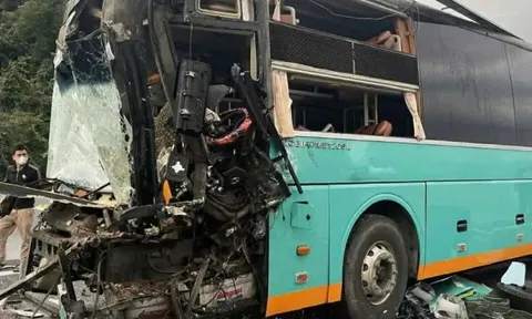 Va chạm liên hoàn giữa 4 ô tô trên đường cao tốc Vân Phong - Nha Trang