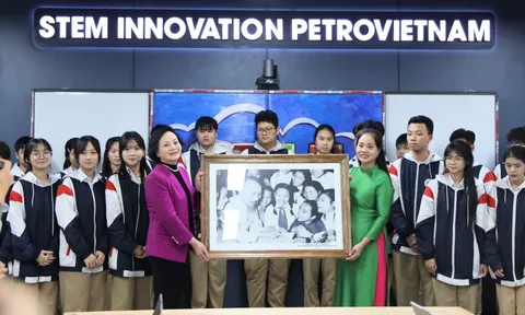 Phó Thủ tướng Phạm Thị Thanh Trà thăm, động viên thầy trò Trường THPT Cam Đường, tỉnh Lào Cai