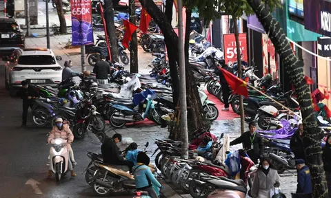 Cảnh tượng lạ trên phố Hà Nội tối mưa rét 10 độ, xe máy xếp chật kín vỉa hè