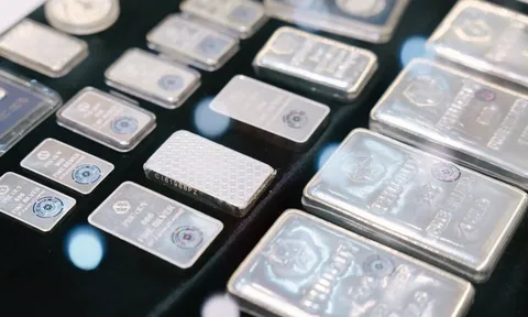 Giá bạc thỏi bật tăng sáng ngày 9/2