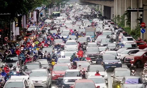 Sáng đầu tuần mưa rét, người Hà Nội 'chôn chân' trên nhiều tuyến đường