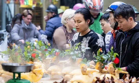 Chợ Hàng Bè đông nghịt ngày 23 tháng Chạp, khách mạnh tay chi hàng triệu đồng sắm lễ
