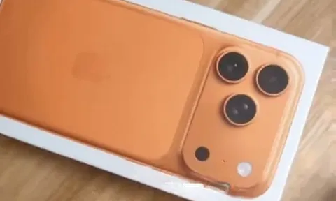 Trúng thưởng iPhone tại tiệc tất niên công ty, người đàn ông mở hộp quà xong liền tuyên bố: “Tôi không cần nữa”