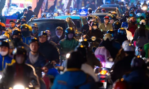 Hà Nội cận Tết: Mắc kẹt giữa dòng xe, một giờ đồng hồ vẫn chưa thoát nổi