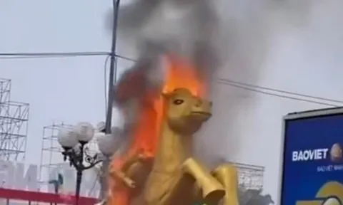 VIDEO: Linh vật ngựa bất ngờ bốc cháy tại quảng trường đông người