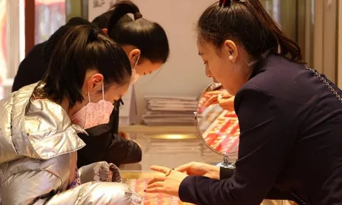 Vừa chốt đơn mua vàng hơn 4 tỷ đồng thì giá tăng mạnh, cửa hàng trì hoãn không chịu giao, tòa phán quyết: “Phải trả thêm 580 triệu đồng”