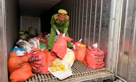 Khám xét, bắt giam chủ xưởng Nguyễn Văn Vinh 50 tuổi vì trộn chất gây ung thư vào 2 tấn thực phẩm