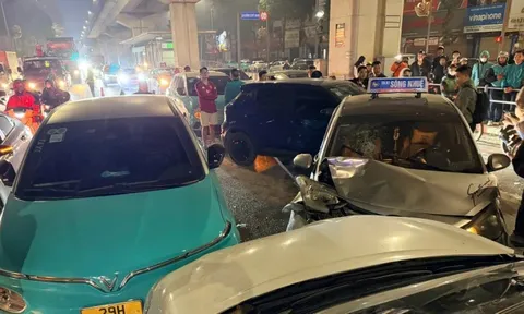 Hà Nội: Nữ tài xế ô tô đi ngược chiều gây tai nạn liên hoàn