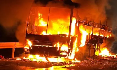 Xe khách cháy trơ khung trên quốc lộ 1 ở Đắk Lắk, giao thông ùn ứ kéo dài