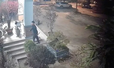 Nam thanh niên cầm 2 con dao trèo qua cổng vào trụ sở công an quậy phá