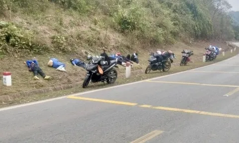 Người lao động ngủ gục bên đường sau khi chạy xe 400km về quê đón Tết: Bức ảnh gây tranh luận
