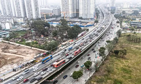 Người dân ùn ùn về quê, Vành đai 3 Hà Nội ùn tắc kéo dài 5km sáng 26 Tết