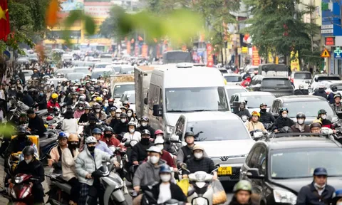 Chưa kịp tắt máy tính, đường phố đã “full slot” khắp nơi: Chính thức nghỉ Tết rồi!