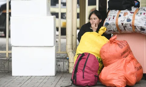 Nhiều người ra bến từ sớm, ngủ gật chờ xe về quê đón Tết