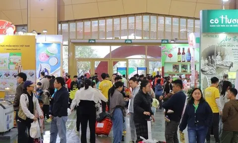 Một hội chợ Tết "hút" nửa triệu lượt khách, bán ra cả tấn giò chả