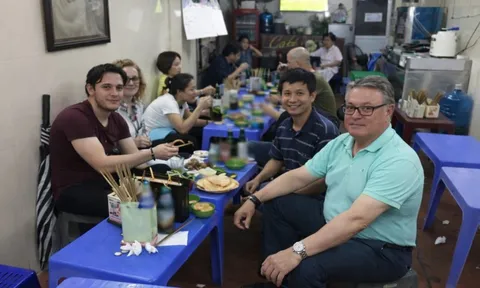 Chỉ nói thiếu một chữ tiếng Việt, anh Tây khiến cả bàn tiệc cười ra nước mắt