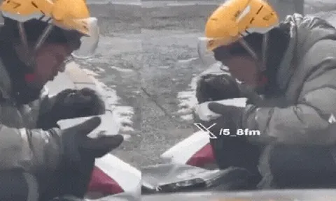 Shipper run cầm cập ngồi ăn ngoài đường vẫn không dám rời điện thoại vì sợ nhỡ đơn: Hình ảnh nhói lòng ngày cuối năm