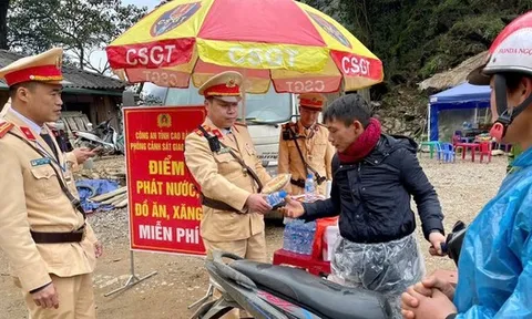 Nhiều người dân đón nhận điều bất ngờ khi gặp CSGT trên đường