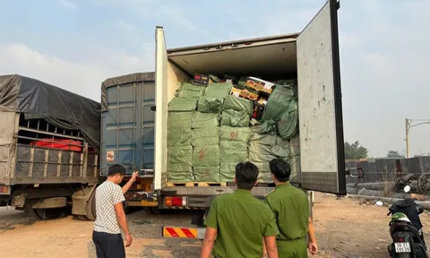 Phát hiện 2 xe tải đông lạnh lạ, công an Việt Nam lập tức theo dõi