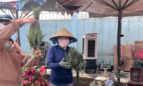 Sát Tết, trái cây "đội giá" vẫn bán chạy như tôm tươi