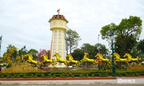 Đại cảnh hoa, linh vật ngựa và Hội hoa Xuân thu hút dòng người du xuân