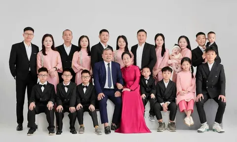 Hiếm thấy: 5 con gái đi lấy chồng vẫn cùng nhau ăn Tết nhà ngoại, chuẩn bị mừng thọ bố