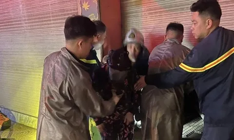 Giải cứu 3 người mắc kẹt trong vụ cháy ở Hà Nội rạng sáng 29 Tết