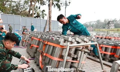 Trận địa pháo hoa bên Hồ Gươm sẵn sàng khai hỏa đón Giao thừa