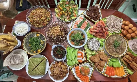 Mâm cơm tất niên "khét" nhất MXH hôm nay: 22 món, có cả món sắp thất truyền