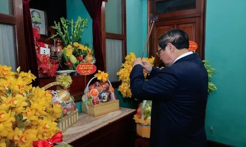 Thủ tướng Phạm Minh Chính dâng hương tưởng nhớ Chủ tịch Hồ Chí Minh