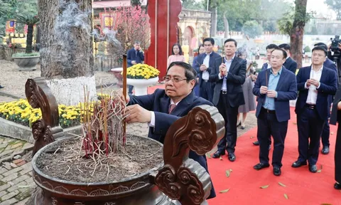 Thủ tướng Phạm Minh Chính dâng hương tại Hoàng thành Thăng Long